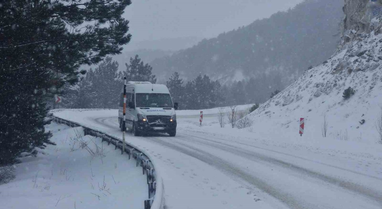 Domaniç Kocayayla geçidinde kar kalınlığı 40 santimetreye ulaştı