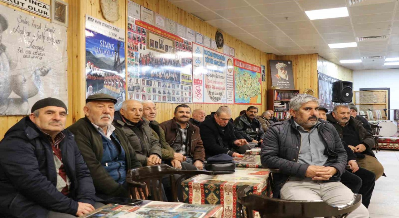Dudakların arasına iğne koyuyor, dakikalarca sözlü atışıyorlar