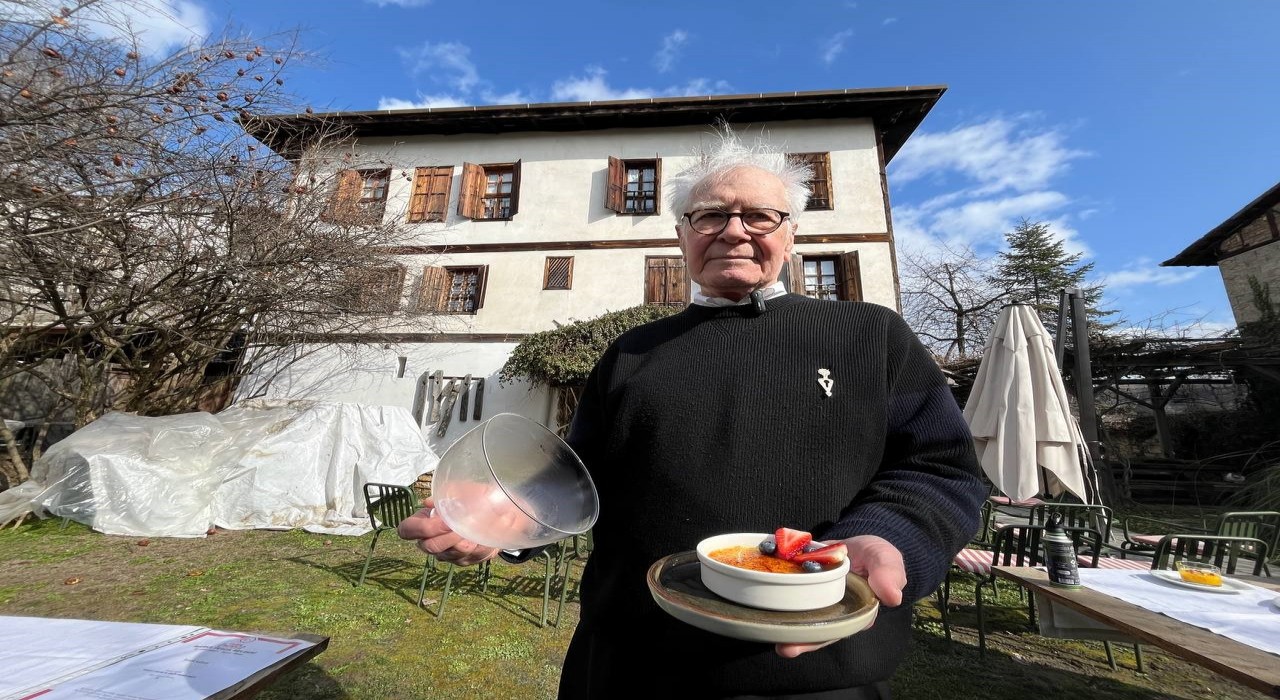 Dünyanın en pahalı baharatı safran ile yaptığı tatlıyı tescilletti