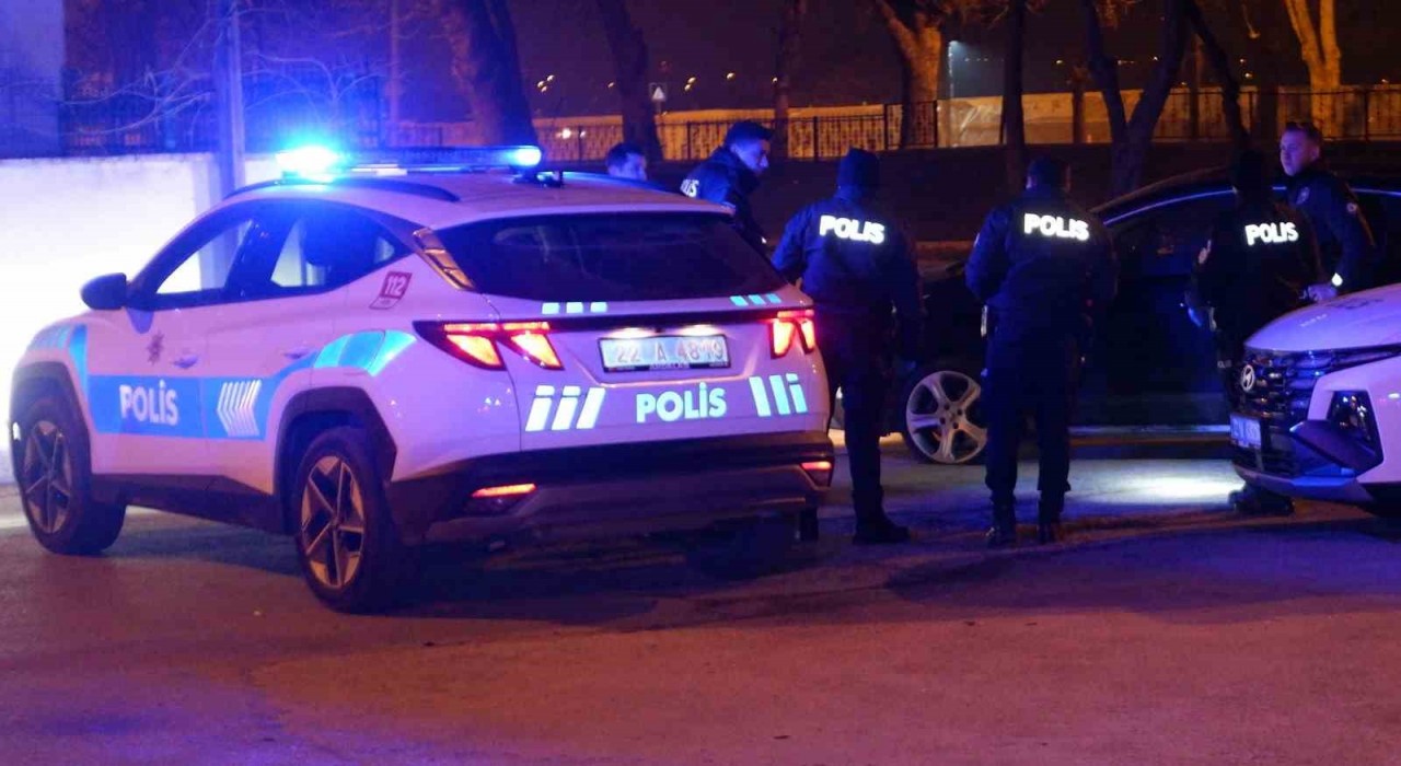 Dur ihtarına uymadı, aracını polislerin üstüne sürdü