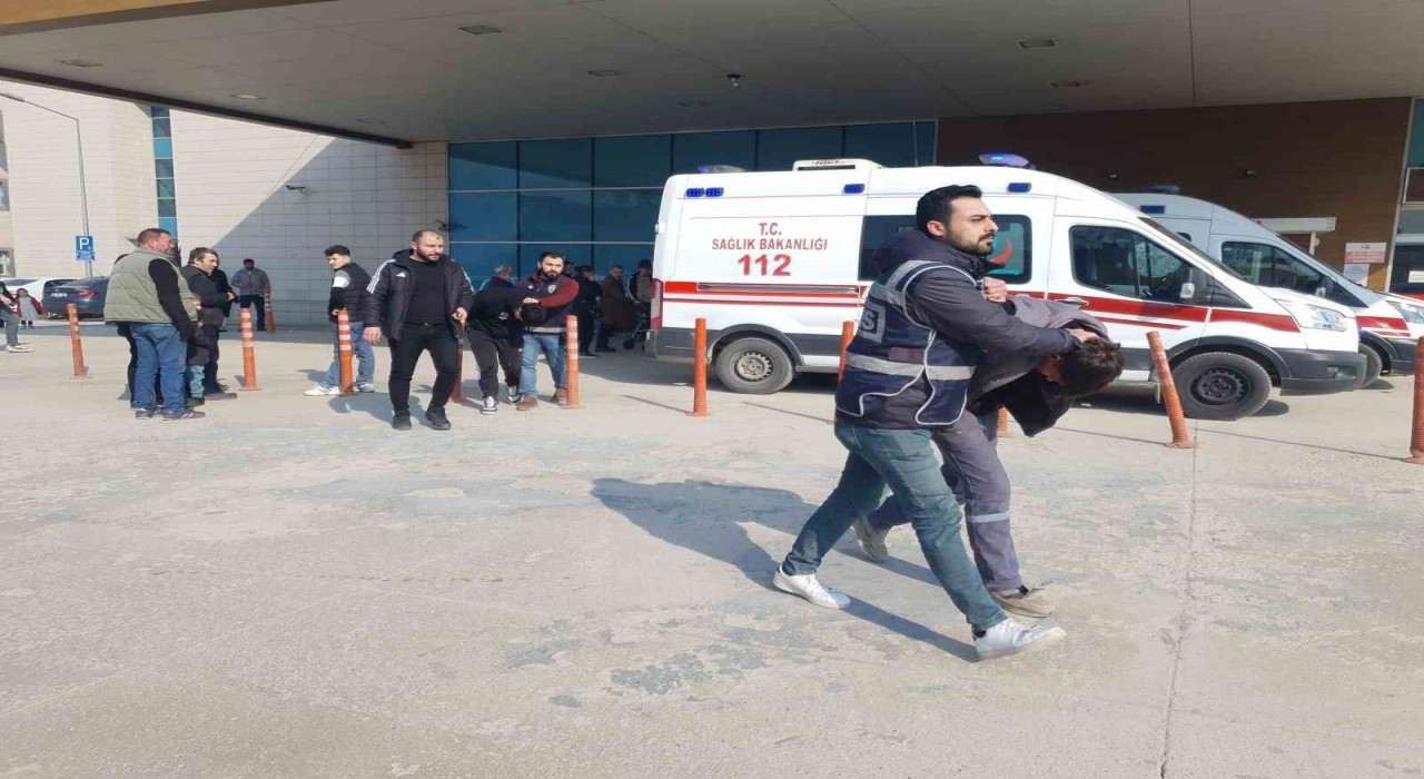 ‘Dur ihtarına uymayıp polise çarptı.. Polisin yaralandığı anlar kamerada