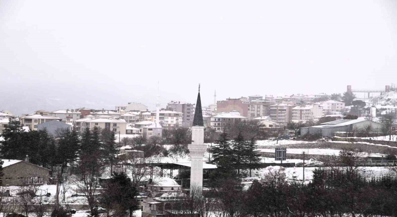 Dursunbey ilçesi beyaza büründü