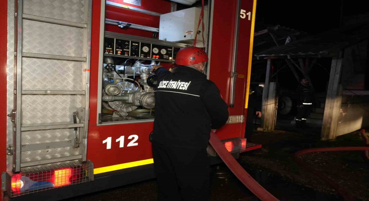 Düzcede 2 katlı binada yangın çıktı