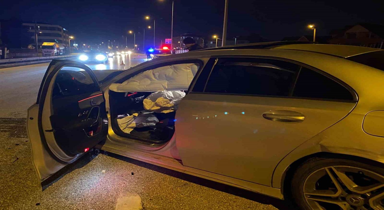 Düzcede bariyere çarpan otomobilin sürücüsü yaralandı