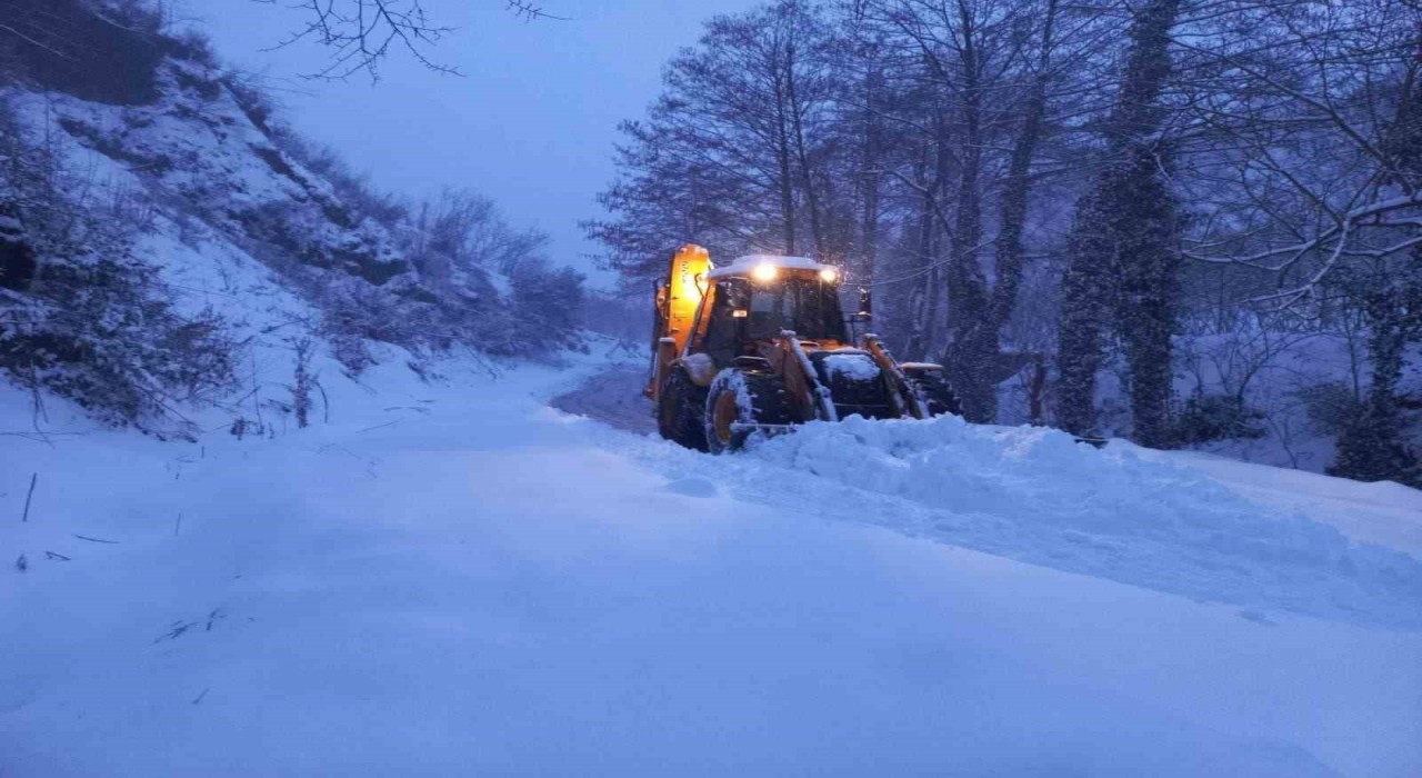 Düzcede kardan kapanan 10 köy yolu ulaşıma açıldı
