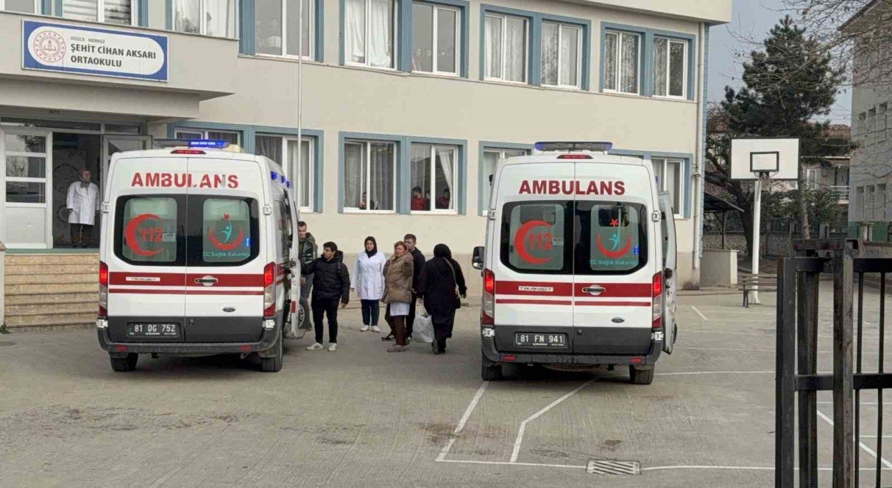 Düzcede karın ağrısı şikayetiyle 5 öğrenci hastaneye kaldırıldı