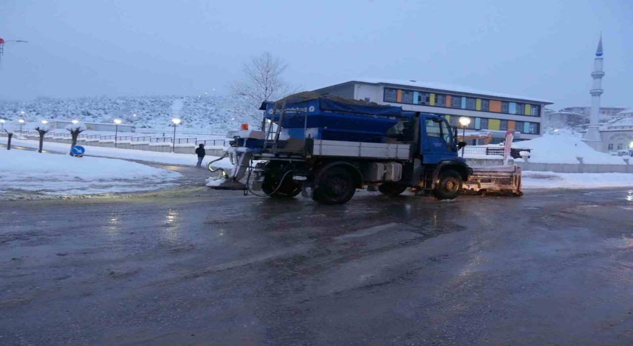 Düzcede MSÜ sınavı öncesi yollar kardan temizlendi