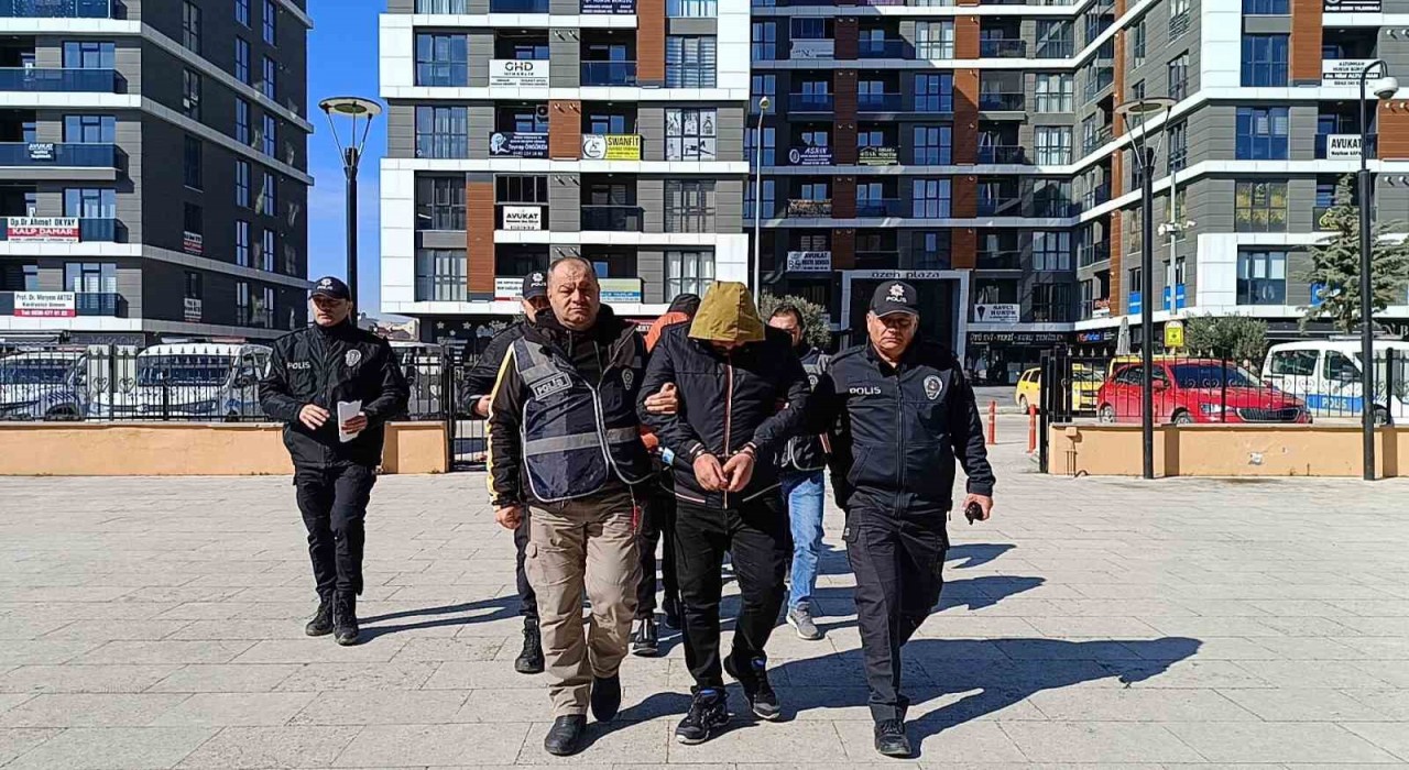 Edirnede dolandırıcılık operasyonu: 24 sahte altın ve 52 bin TL ele geçirildi