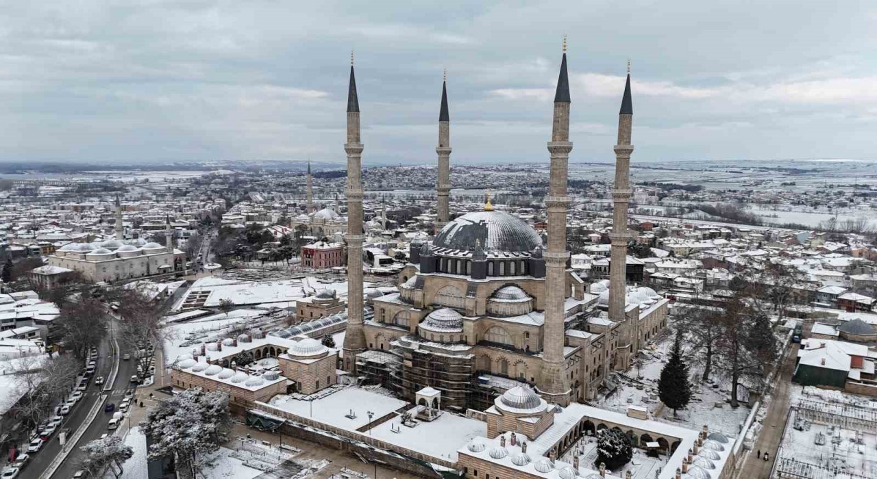 Edirnede karla kaplı Selimiye Camiinde kartpostallık görüntüler