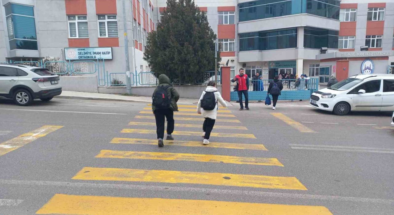 Edirnede okul polisi öğrencilere güven verirken yayalara yol vermeyen araçları da tespit etti