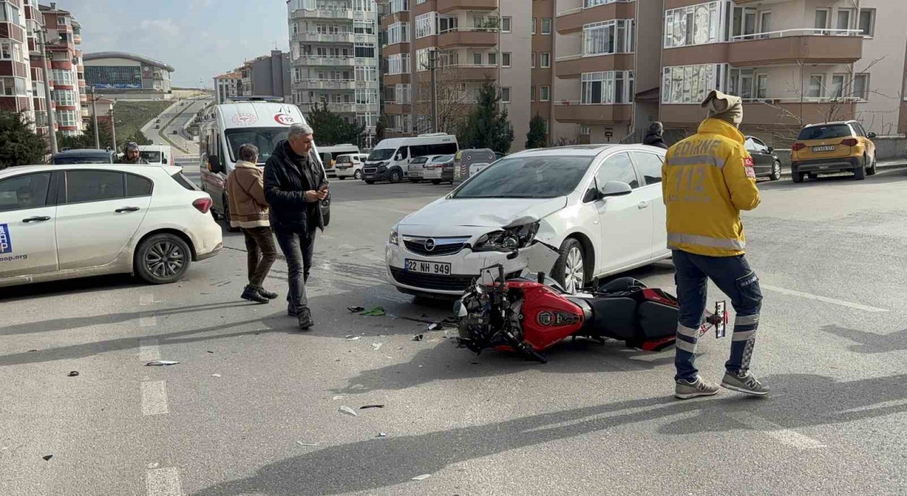 Edirnede otomobille çarpışan motosikletli yarandı