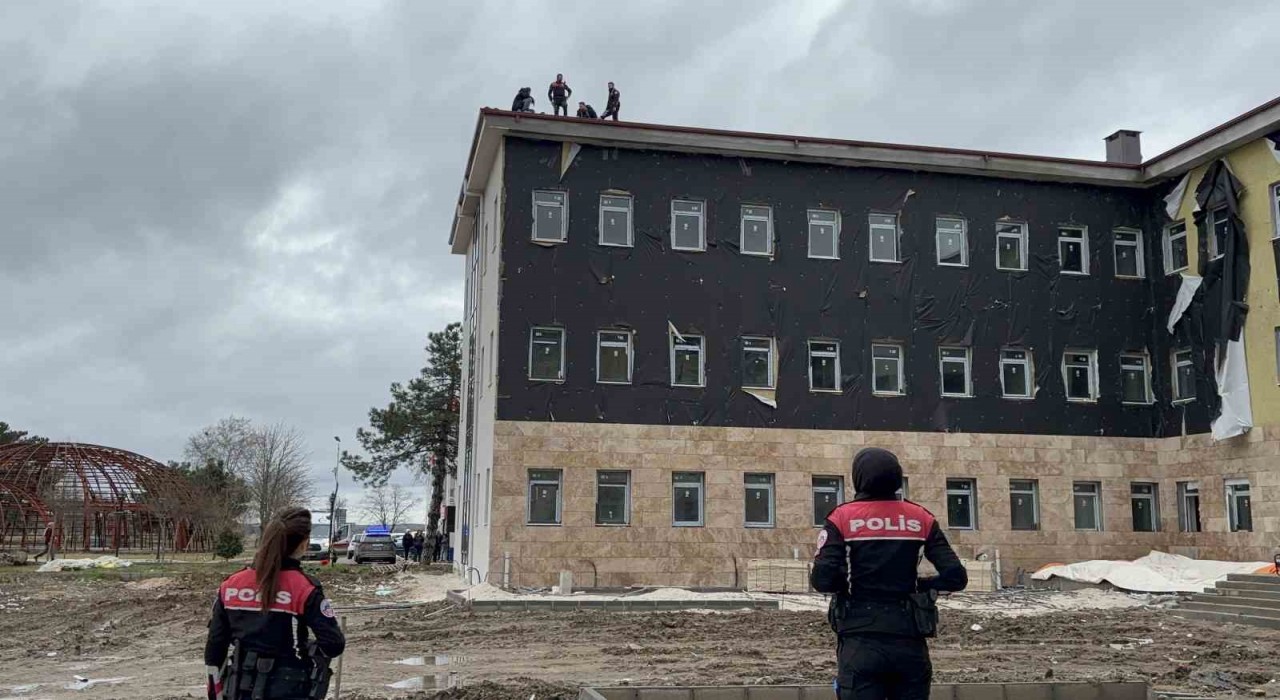 İnşaat İşçisi Edirne'de Çatıda İntihar Girişiminde Bulundu