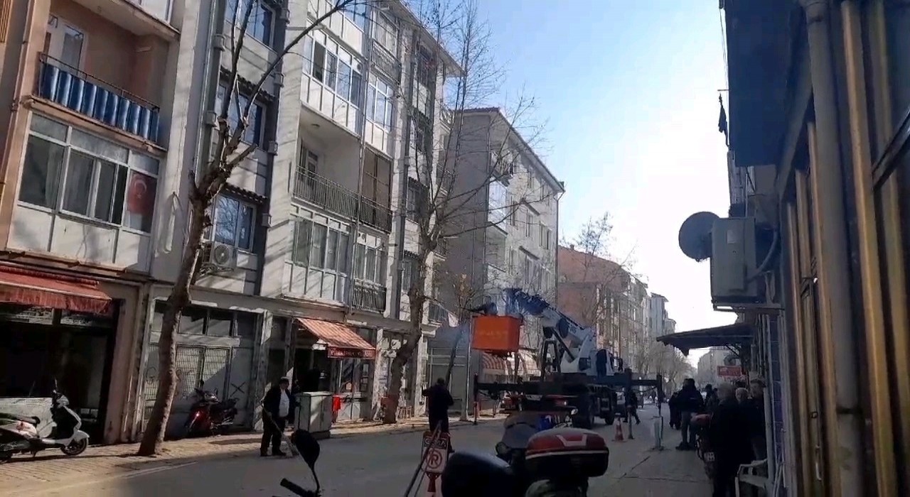 Edirnede tehlikeli ağaç budama kesimi