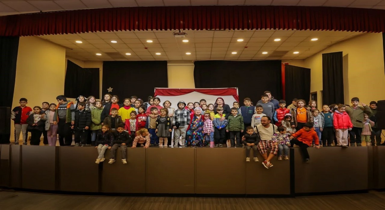 Efelerde çocuklar tiyatroyla eğlendi
