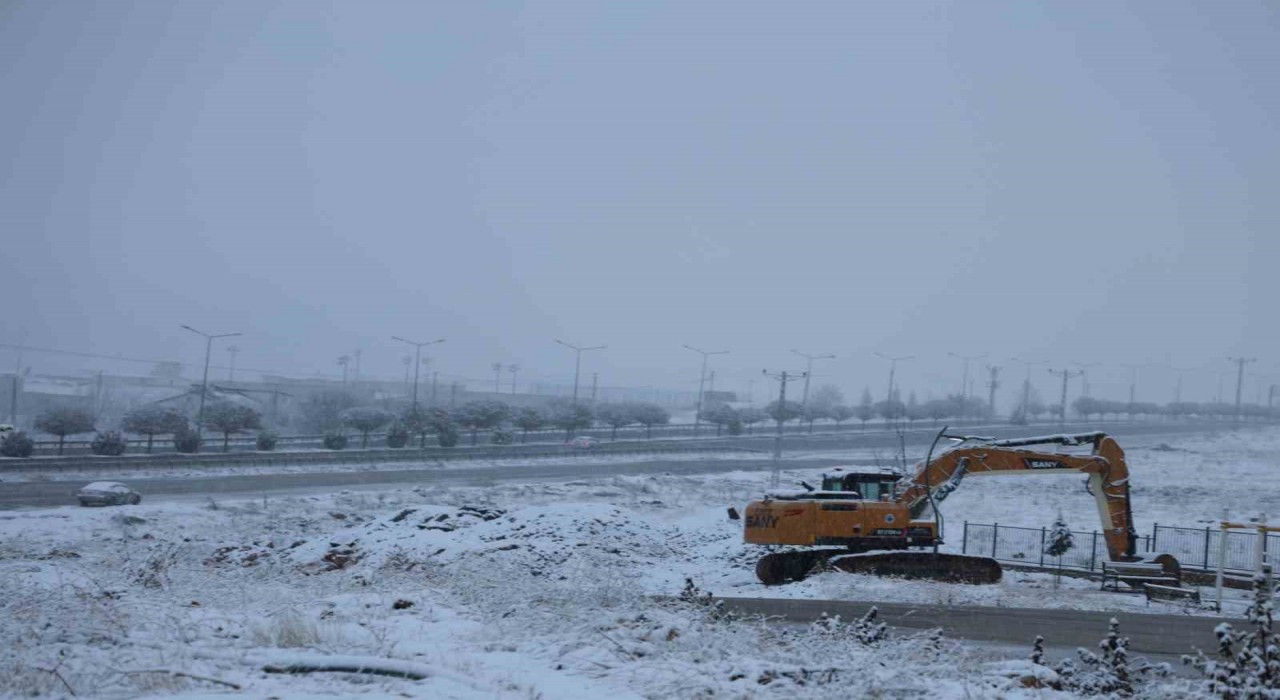 Elazığ güne karla uyandı
