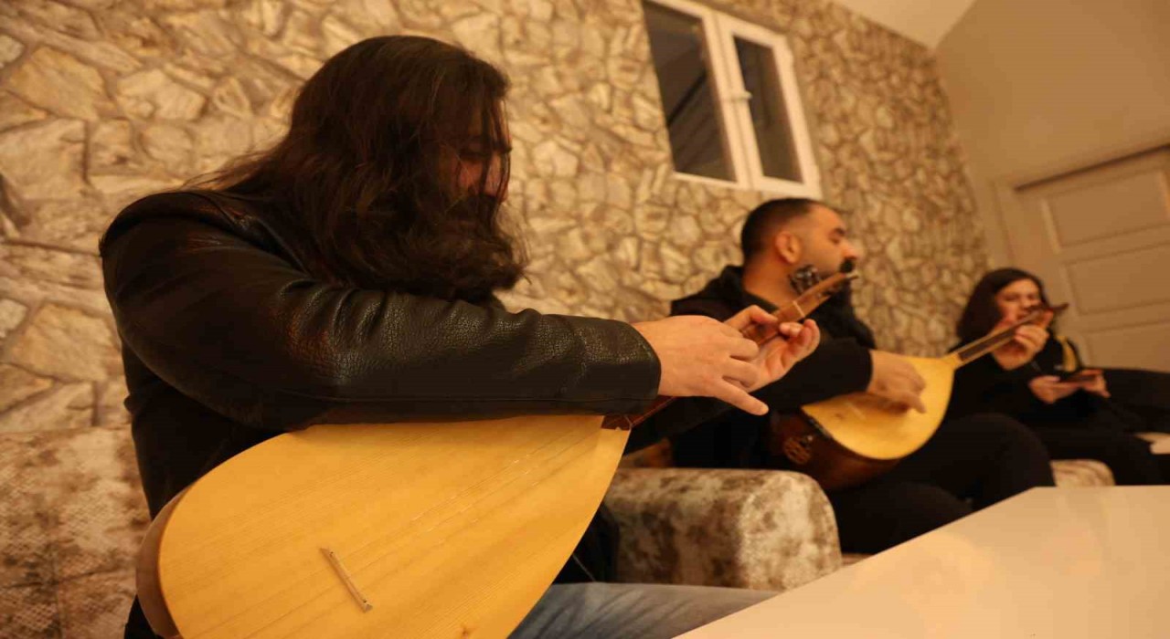 Elazığda 20 gönüllü öğretmenden Fıratın Türküsü korosu: TRT repertuvarındaki eserler seslendiriliyor