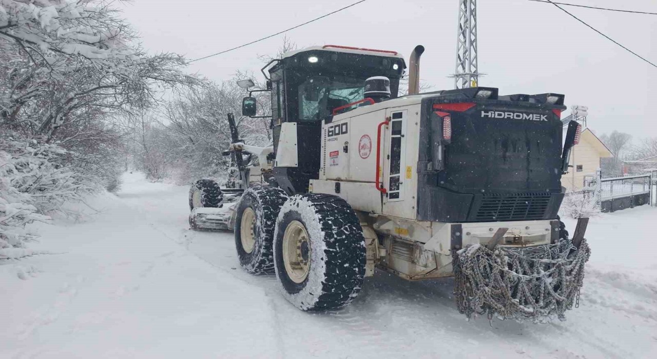 Elazığ'da Kar Yağışı Sonrası 258 Köy Yolu Ulaşıma Açıldı