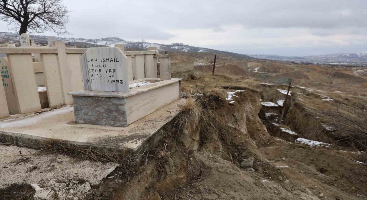 Elazığda 35 kabrin bulunduğu mezarlıkta heyelan