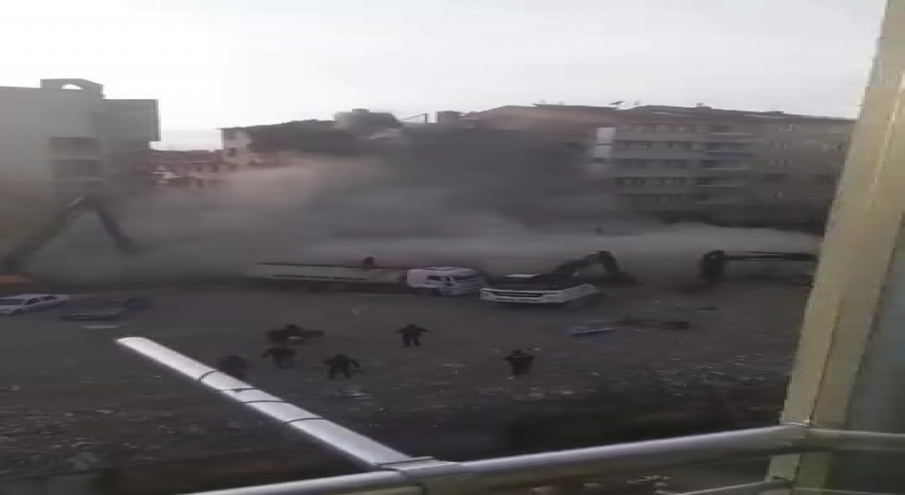 Elazığda ağır hasarlı bina tek dokunuşla yerle bir oldu