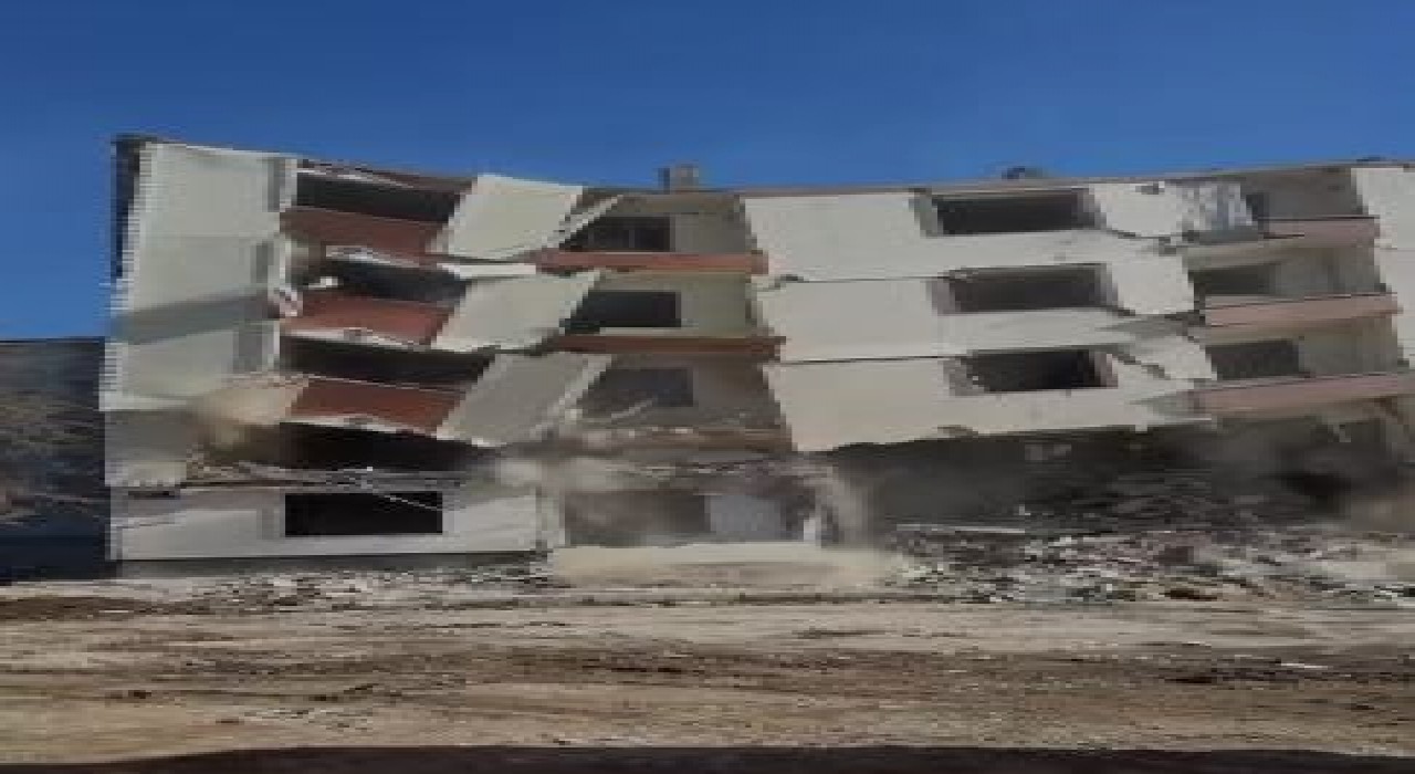Elazığda ağır hasarlı bina tek dokunuşla yıkıldı