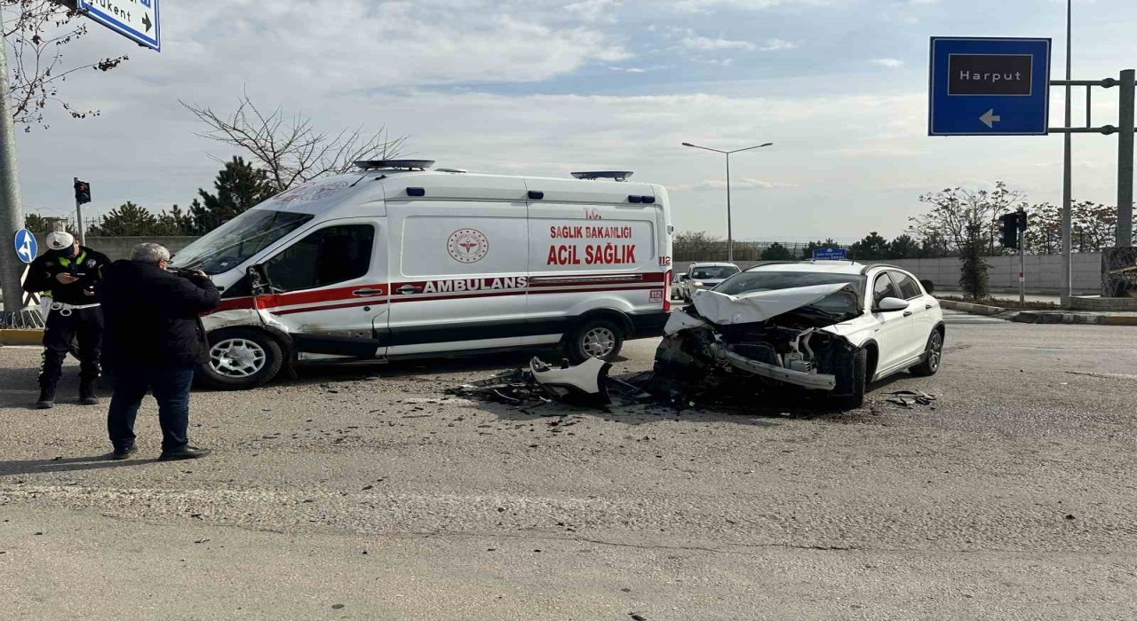 Elazığda ambulans ile otomobil çarpıştı: 2 yaralı
