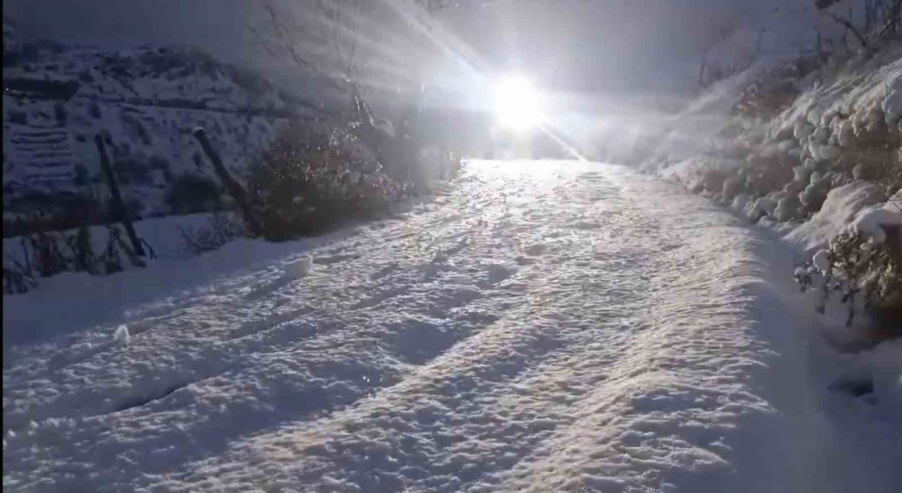 Elazığda aracı ile karda mahsur kalan vatandaş kurtarıldı