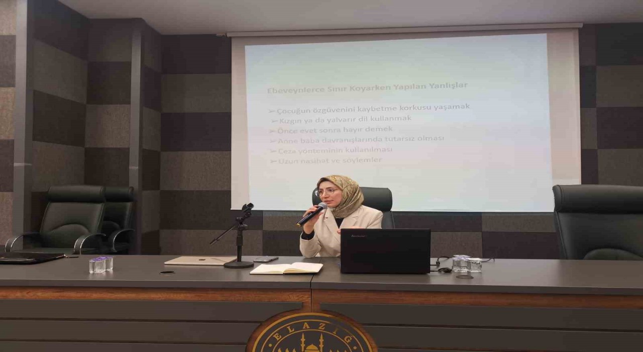 Elazığda bayan Kuran kursu öğreticilerine konferans