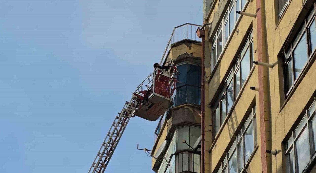 Elazığda binanın dış cephe sıvaları döküldü, itfaiye ve polis alarma geçti