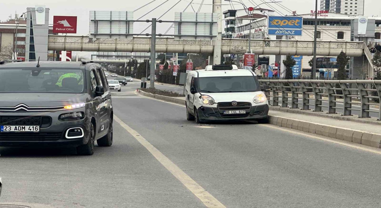 Elazığda hafif ticari araçlar çarpıştı