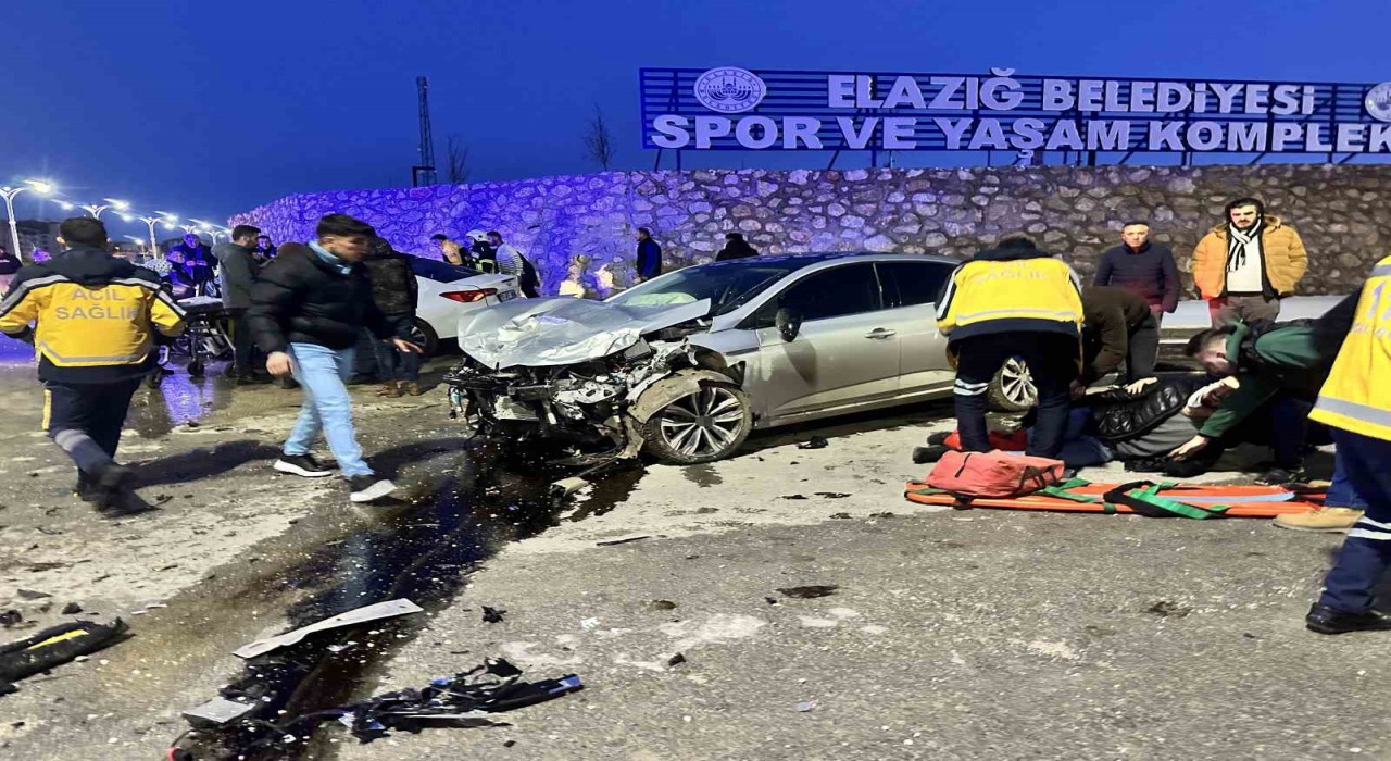 Elazığda iki otomobil çarpıştı: 2si ağır 3 yaralı