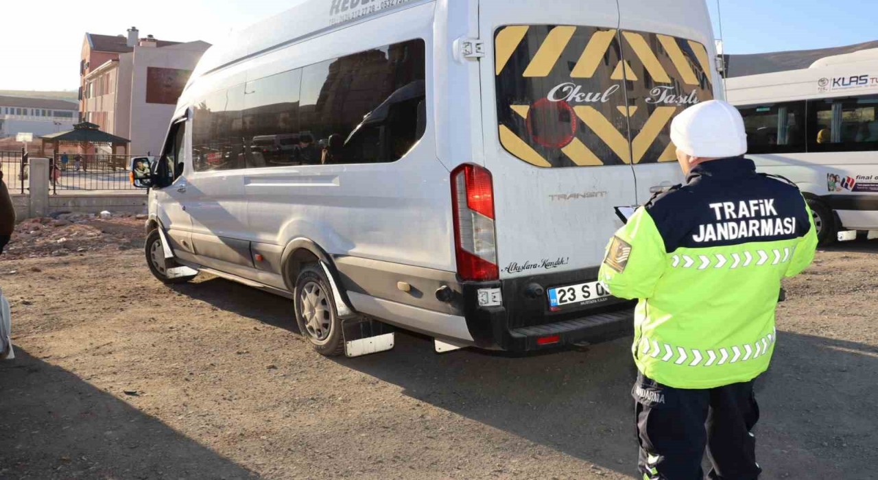 Elazığda jandarmadan okul önlerinde denetim