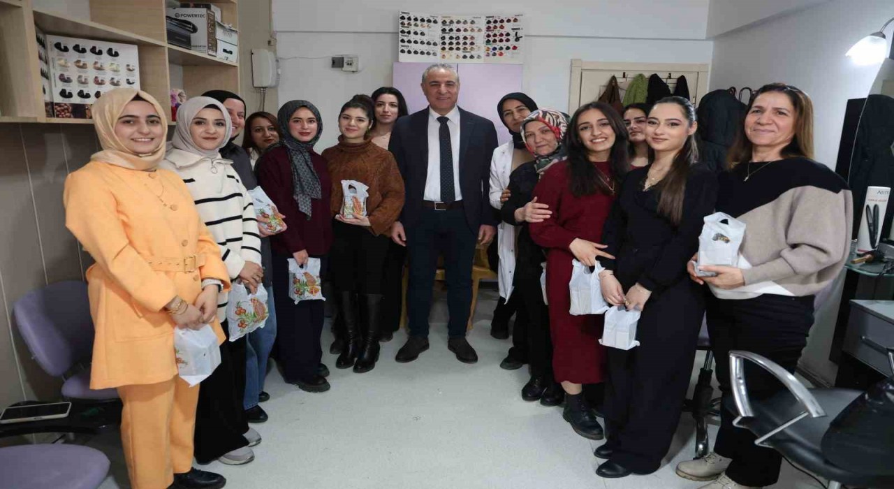 Elazığda kursiyer kadınlara hediye verildi
