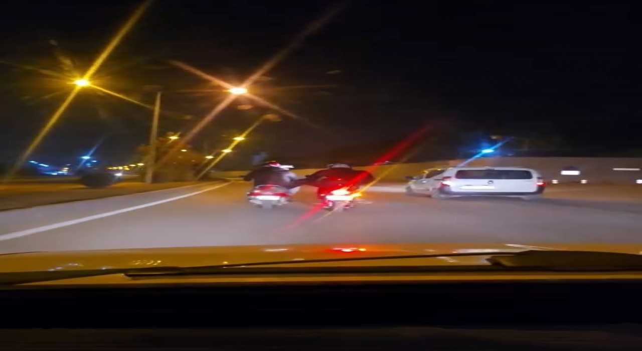 Elazığda motosikletlilerin tehlikeli yolculuğu kamerada