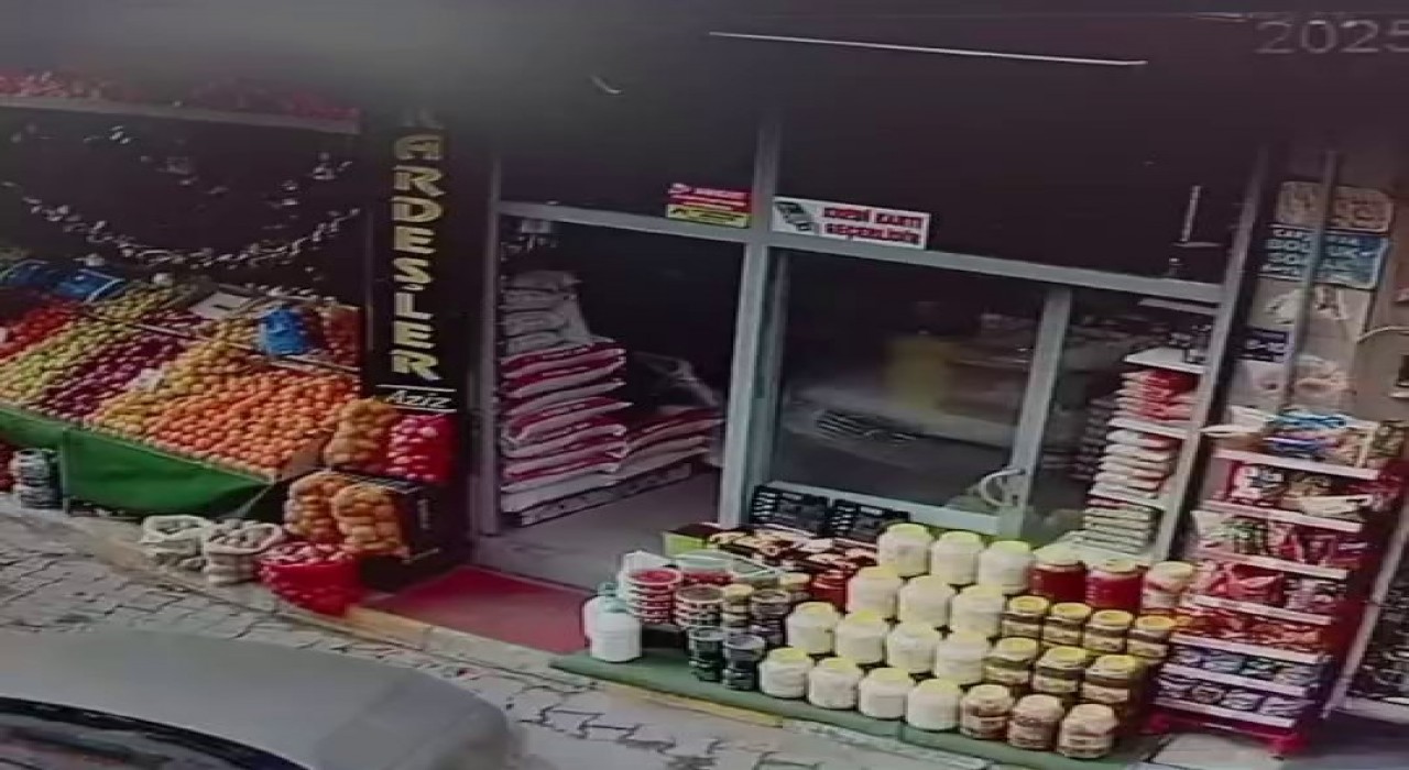 Elazığda otomobil manav tezgahına çarptı