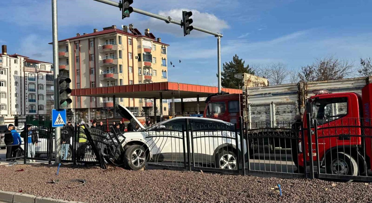 Elazığda trafik kazası: 3 yaralı