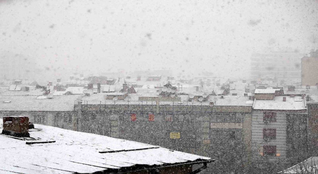Elazığda yoğun kar yağışı başladı