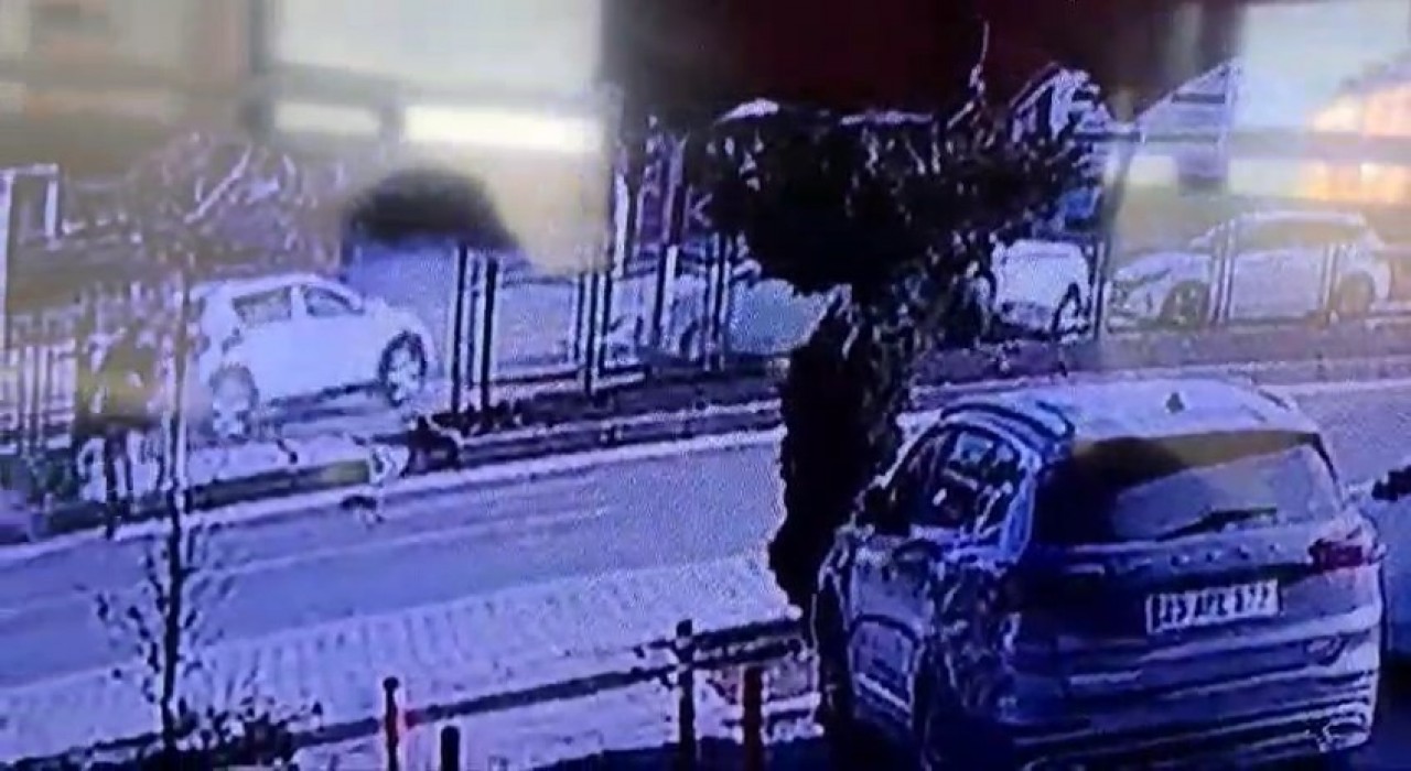 Elazığdaki trafik kazası kameralara yansıdı: Aracın altında kalmaktan son anda kurtuldu