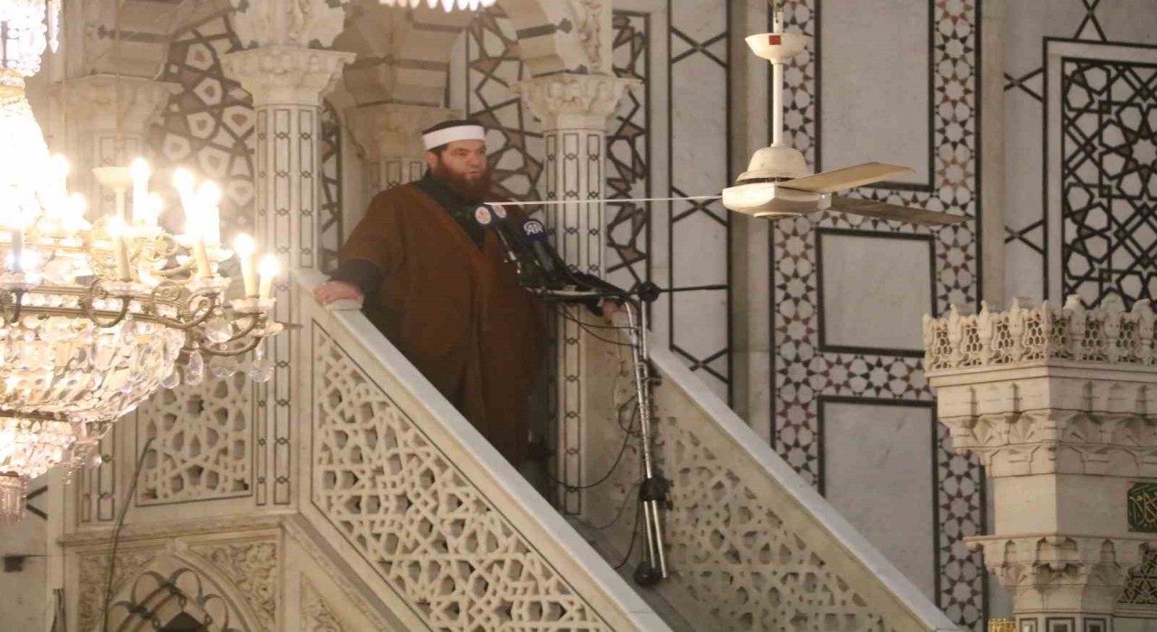 Emevi Camiinde cuma namazı kılındı