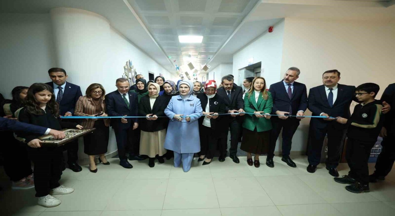 Emine Erdoğan, Gaziantepte Karakuyu Ortaokulundaki kütüphanenin açılışına katıldı