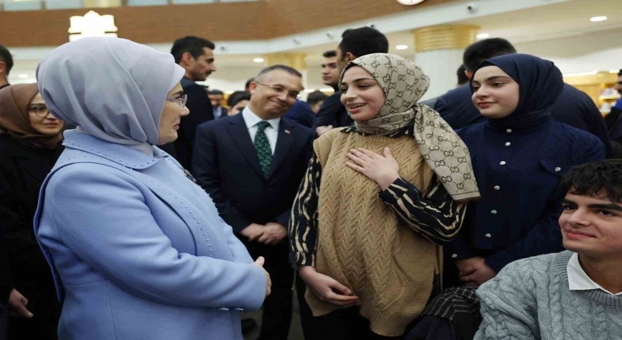 Emine Erdoğan, Gaziantepte Şahinbey Millet Kütüphanesini ziyaret etti