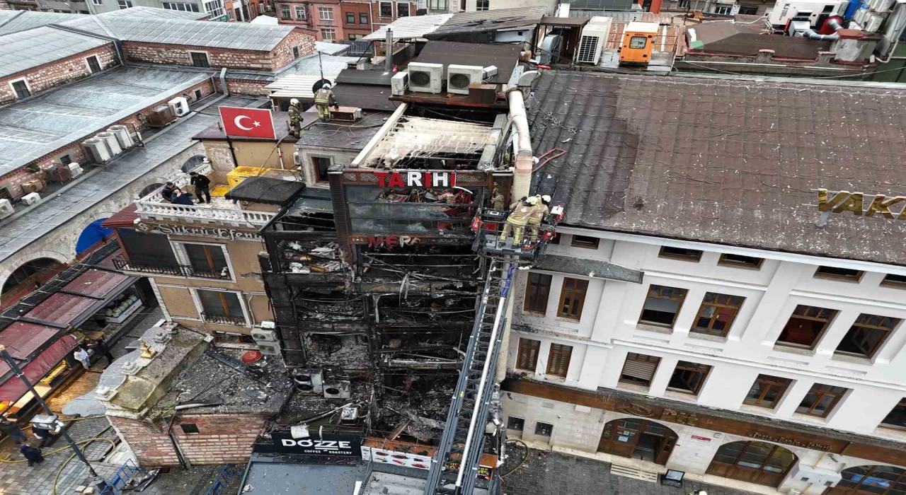 Eminönünde 5 katlı restoran alevlere teslim oldu