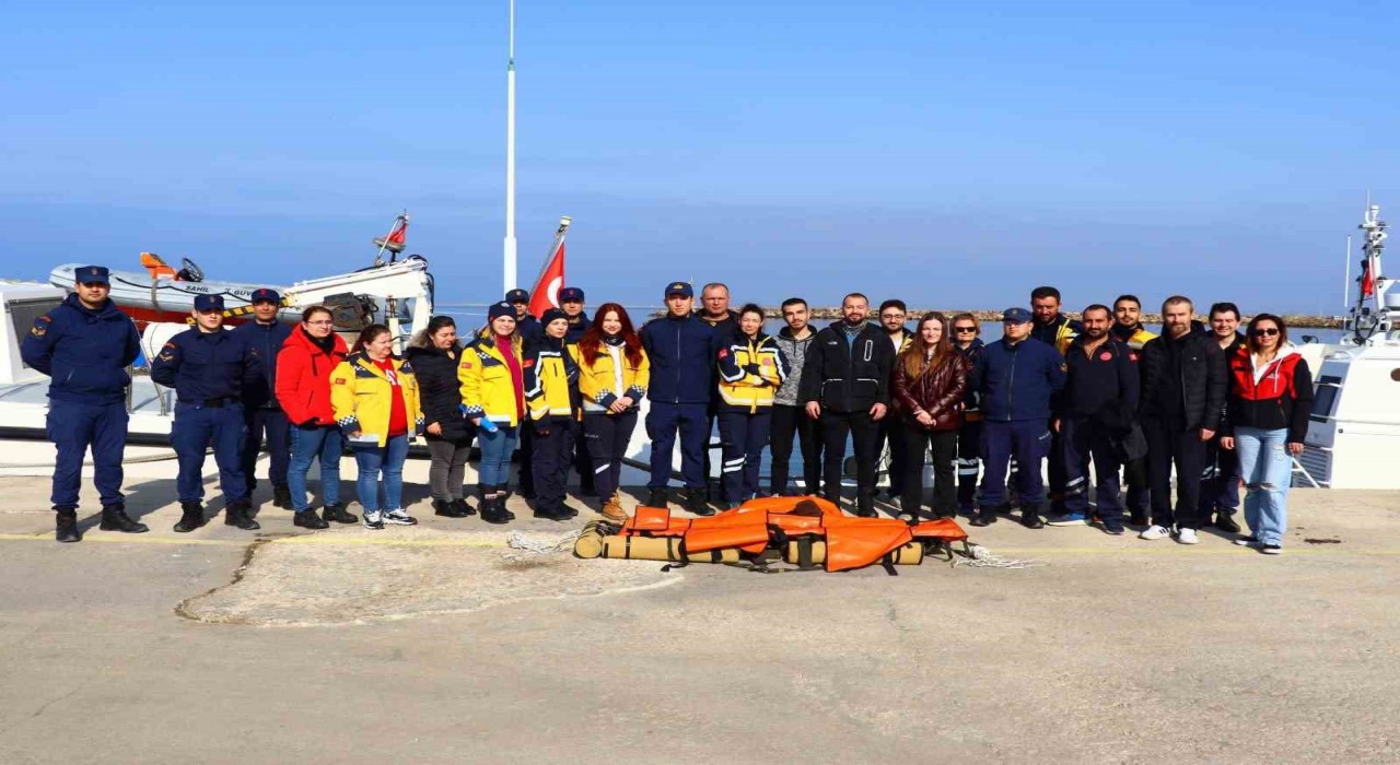 Enezde 112 Acil ve Sahil Güvenlik ekipleri tıbbi tahliye eğitimi yaptı