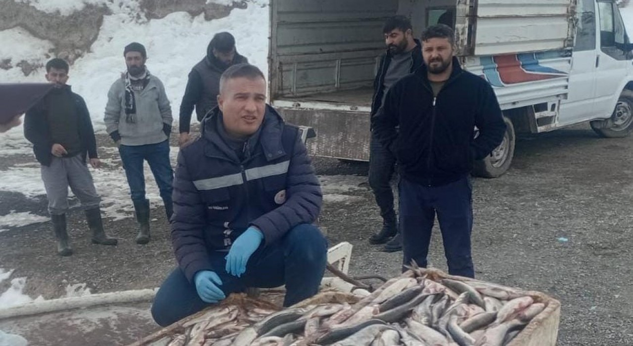 Erçek Gölünde kış balıkçılığı devam ediyor
