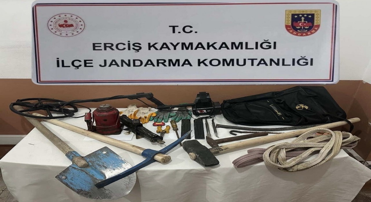 Ercişte kaçak kazı yapan 4 kişi suçüstü yakalandı