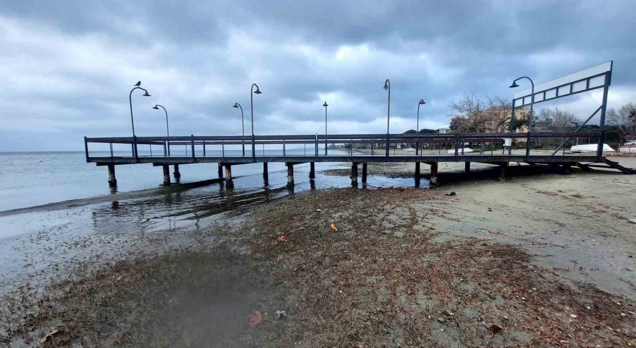 Erdek ve Kapıdağ Yarımadasında deniz çekildi