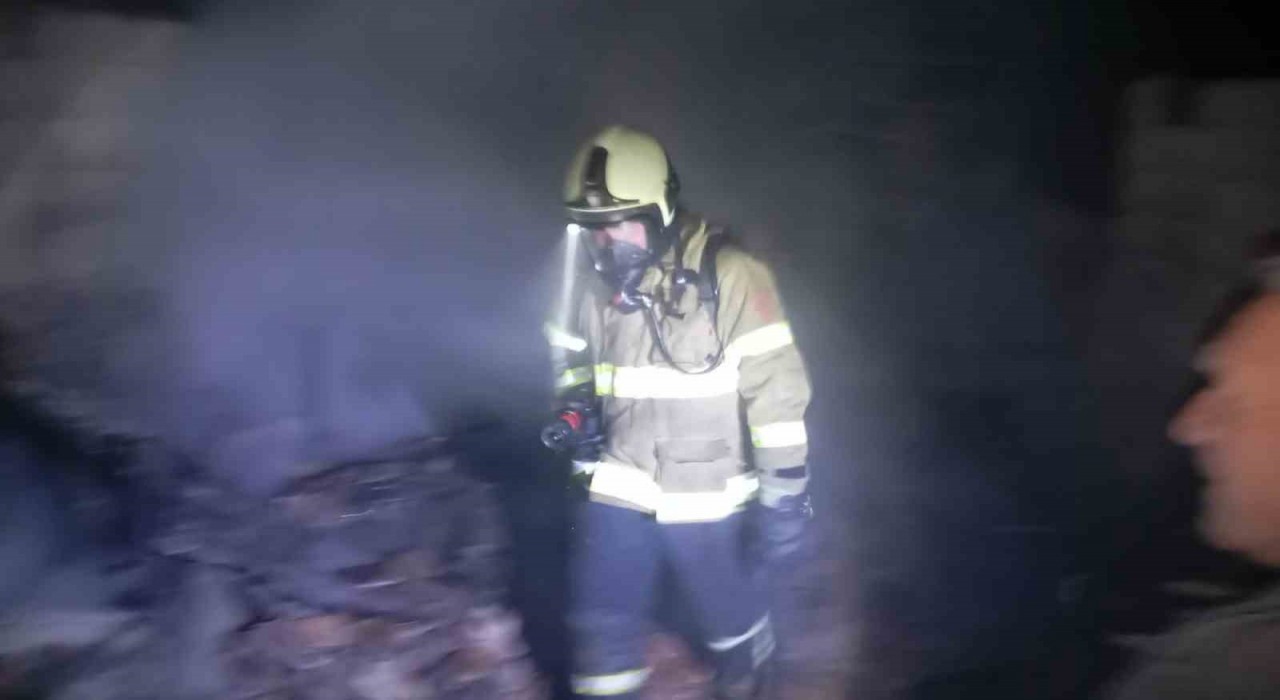Erdekte gece saatlerinde dam yangını paniğe neden oldu