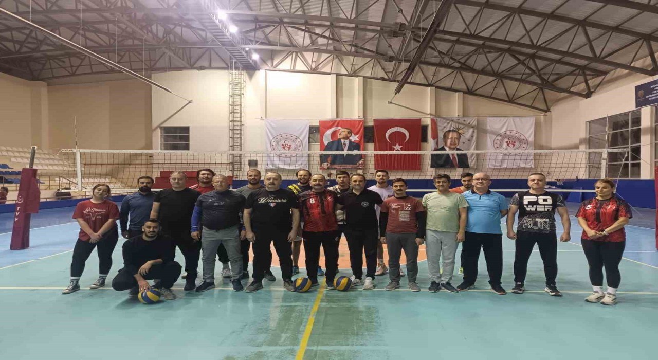Erdekte kurumlar arası voleybol turnuvası başladı