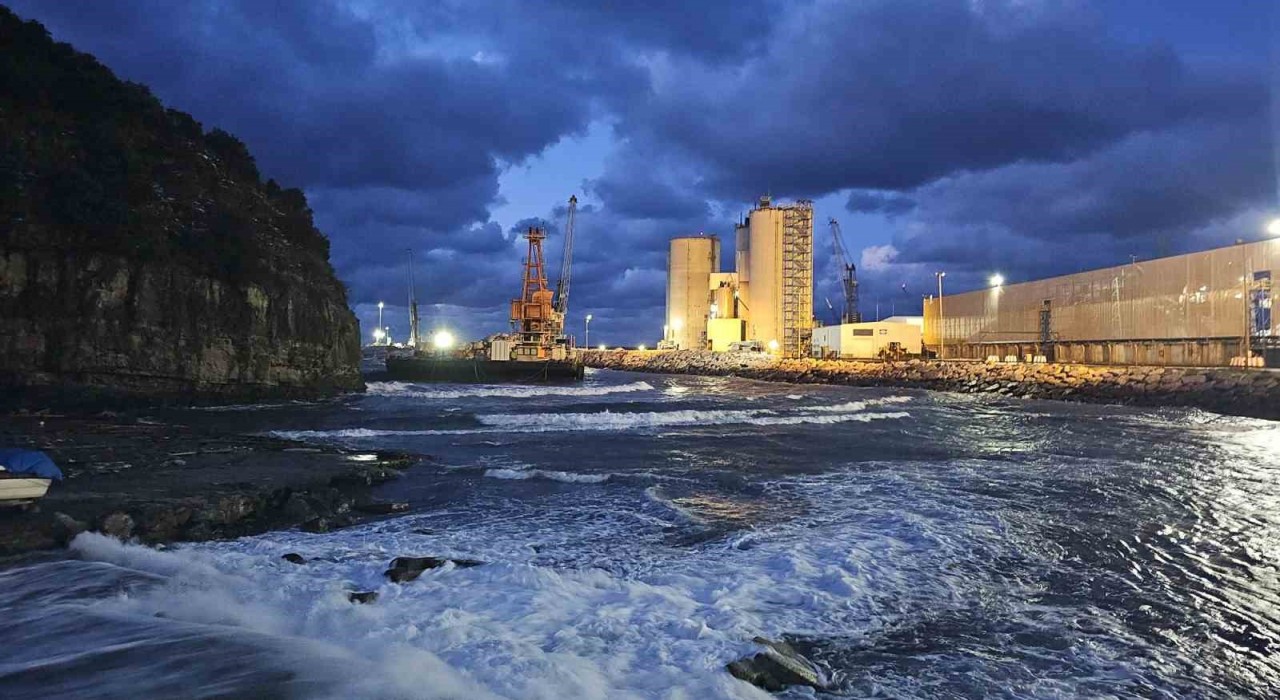 Eren Enerjiye ait yüzer vinç dereye sürüklendi, 5 kişi AFAD ekiplerince kurtarıldı