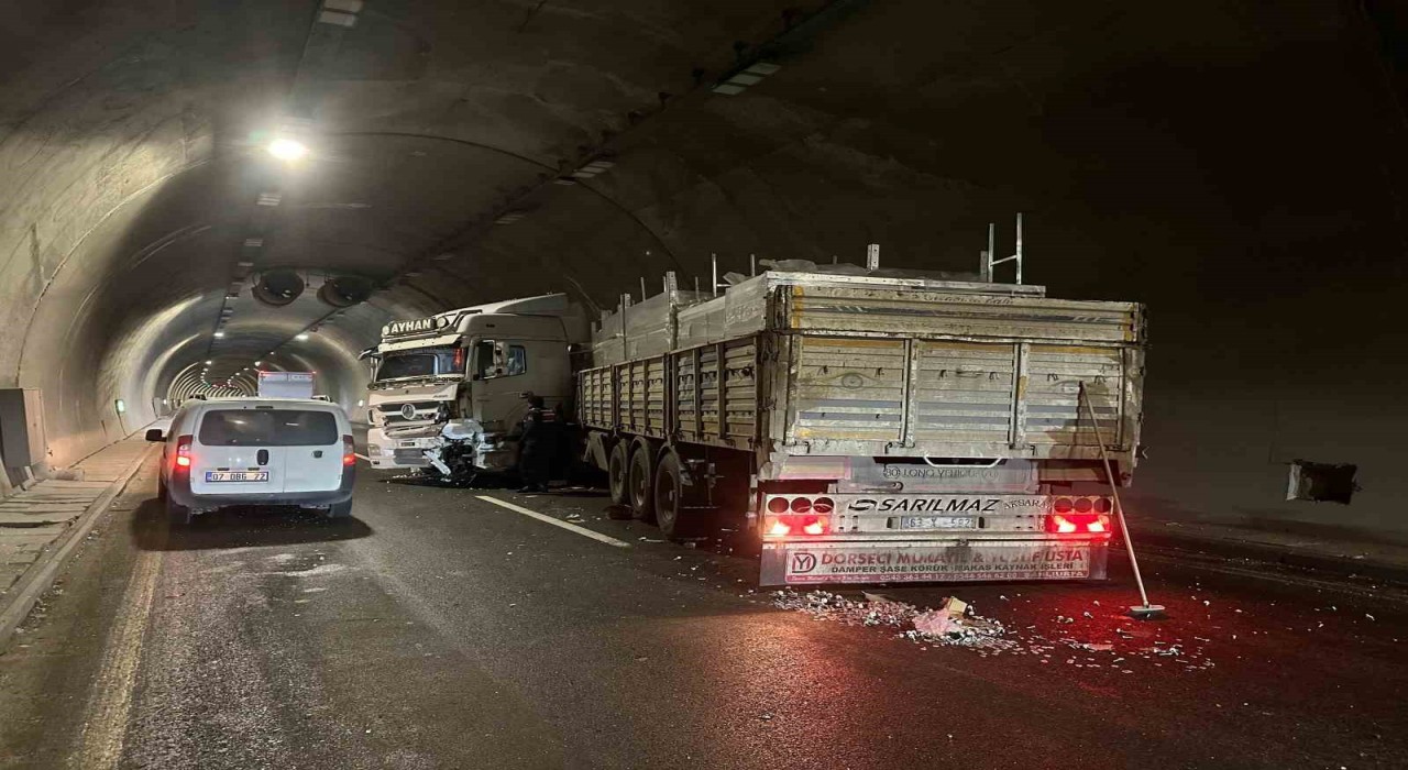 Erkenek Tünelinde trafik kazası: 1 yaralı