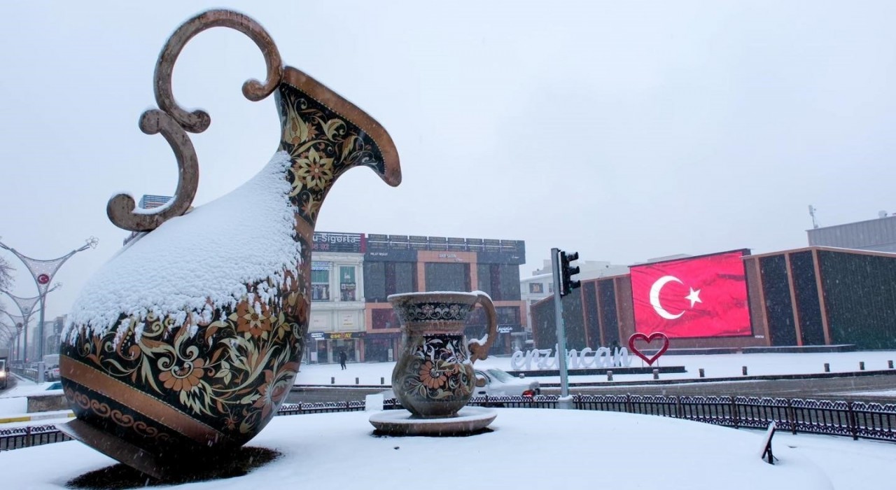 Erzincana kar yeniden geliyor